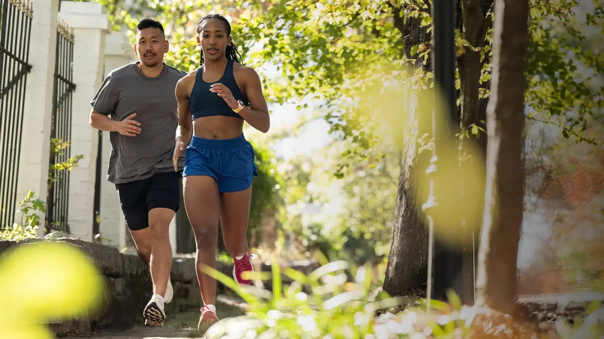 Garmin Forerunner 570 | GPS Presisi & Latihan Cerdas untuk Pelari Jam tangan Garmin Forerunner 570 dipakai saat lari pagi di stadion