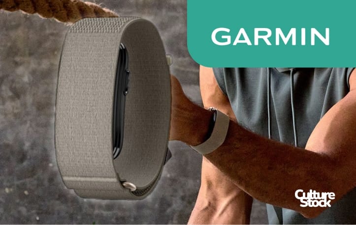 Gelang pintar Garmin Cirqa tanpa layar berdampingan dengan jam tangan analog